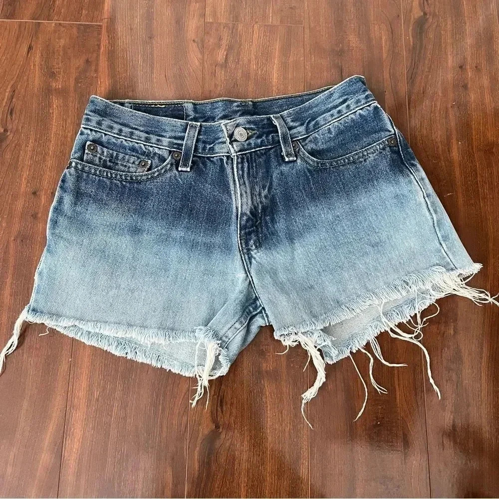 Levi’s ombré cut off short